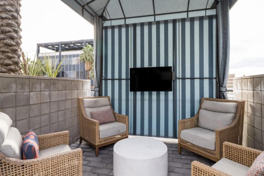Apartemen Luxurious Poolside Oasis Heart Of Midtown! *