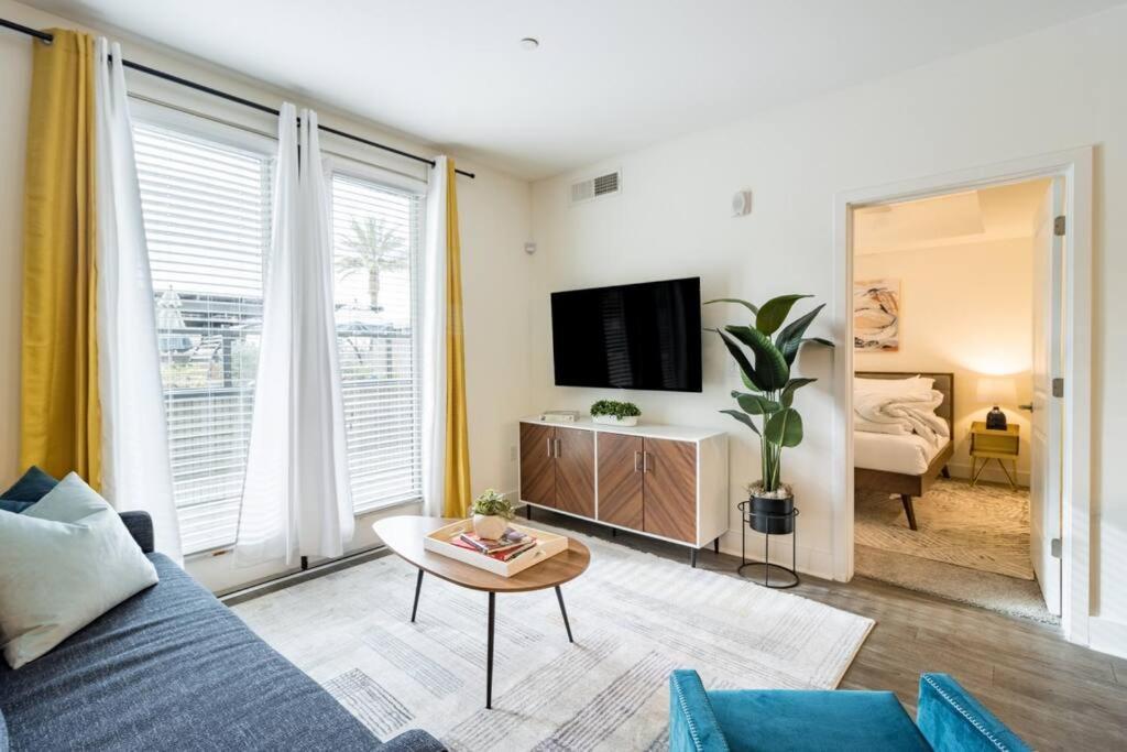 Apartemen Luxurious Poolside Oasis Heart Of Midtown!