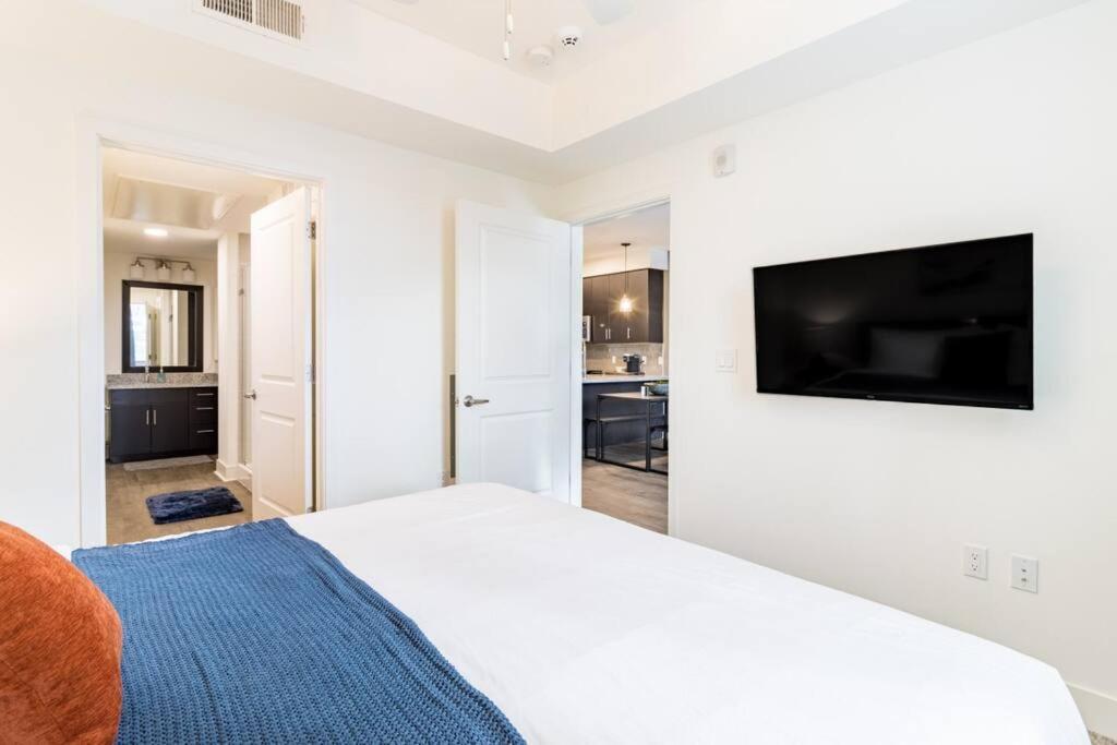 Apartemen Luxurious Poolside Oasis Heart Of Midtown!