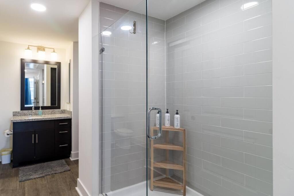 Luxurious Poolside Oasis Heart Of Midtown! Apartemen Phoenix