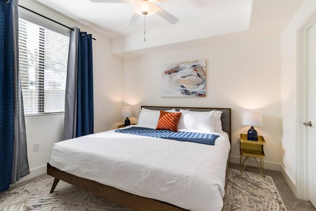 Luxurious Poolside Oasis Heart Of Midtown! Apartemen Phoenix