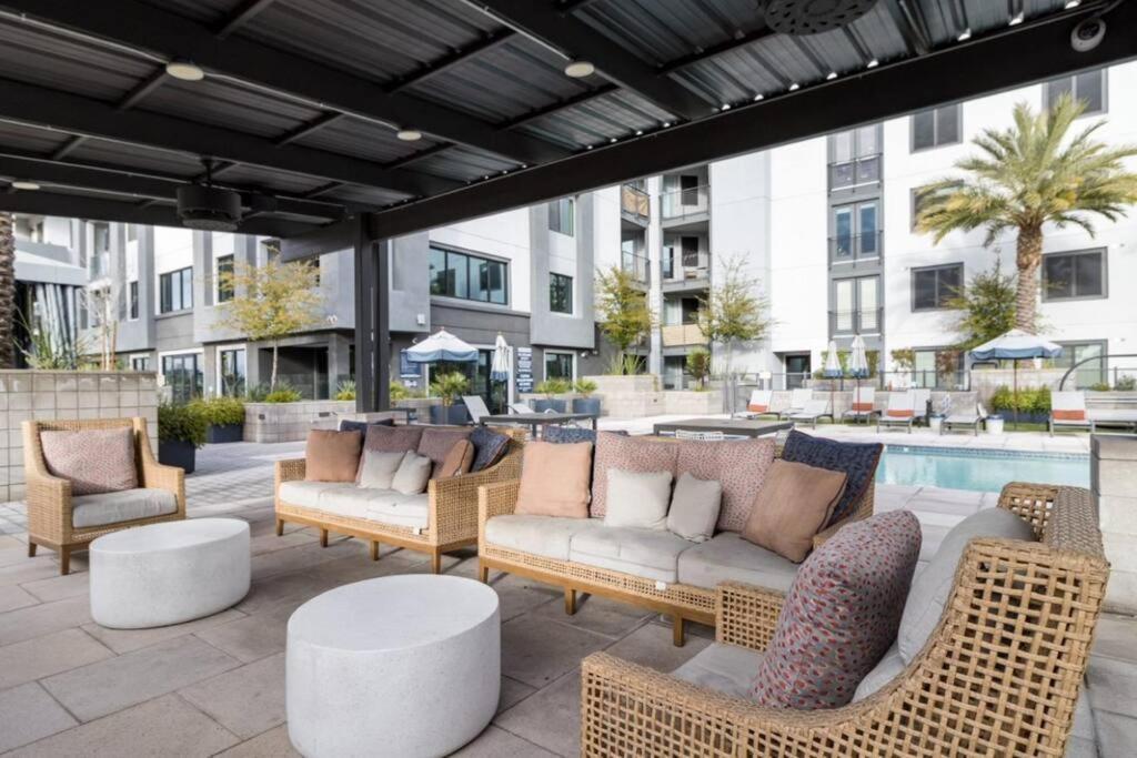 Luxurious Poolside Oasis Heart Of Midtown! Apartemen Phoenix