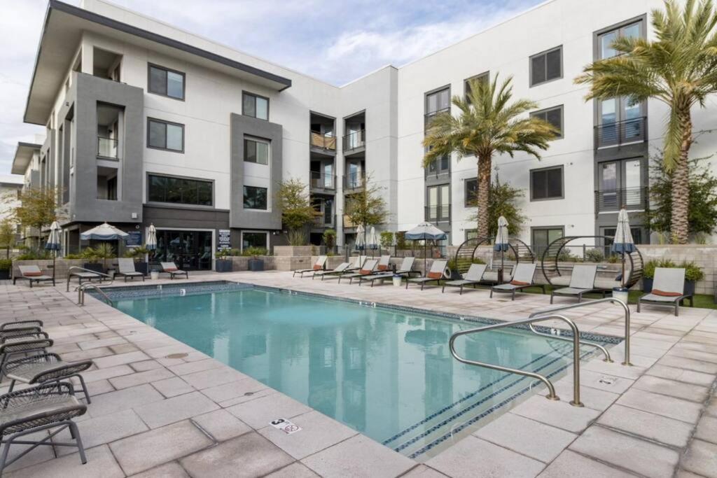 Luxurious Poolside Oasis Heart Of Midtown! Apartemen
