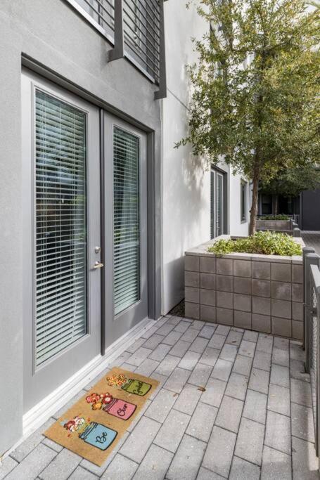 Apartemen Luxurious Poolside Oasis Heart Of Midtown! *