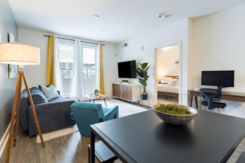 Luxurious Poolside Oasis Heart Of Midtown! Apartemen Phoenix
