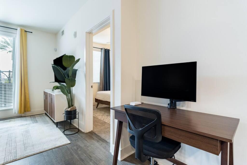 Luxurious Poolside Oasis Heart Of Midtown! Apartemen *