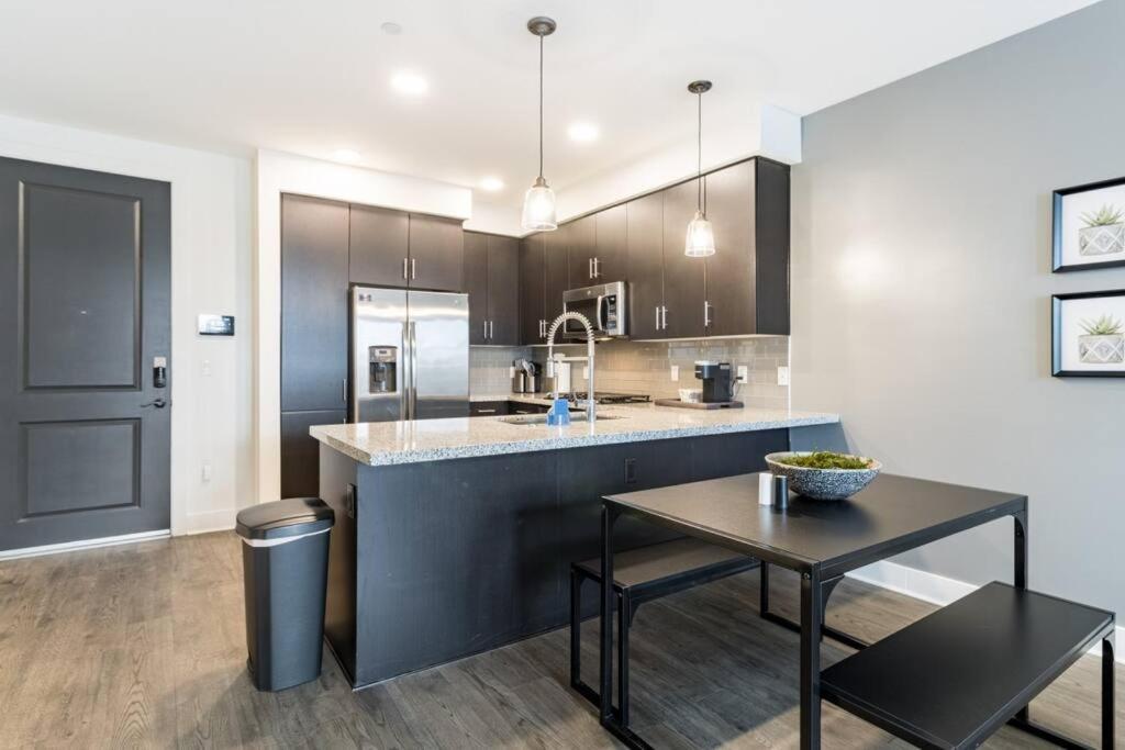 Luxurious Poolside Oasis Heart Of Midtown! Apartemen *