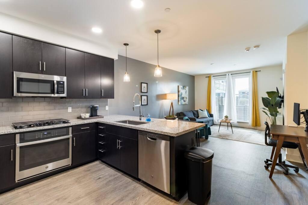 Apartemen Luxurious Poolside Oasis Heart Of Midtown!