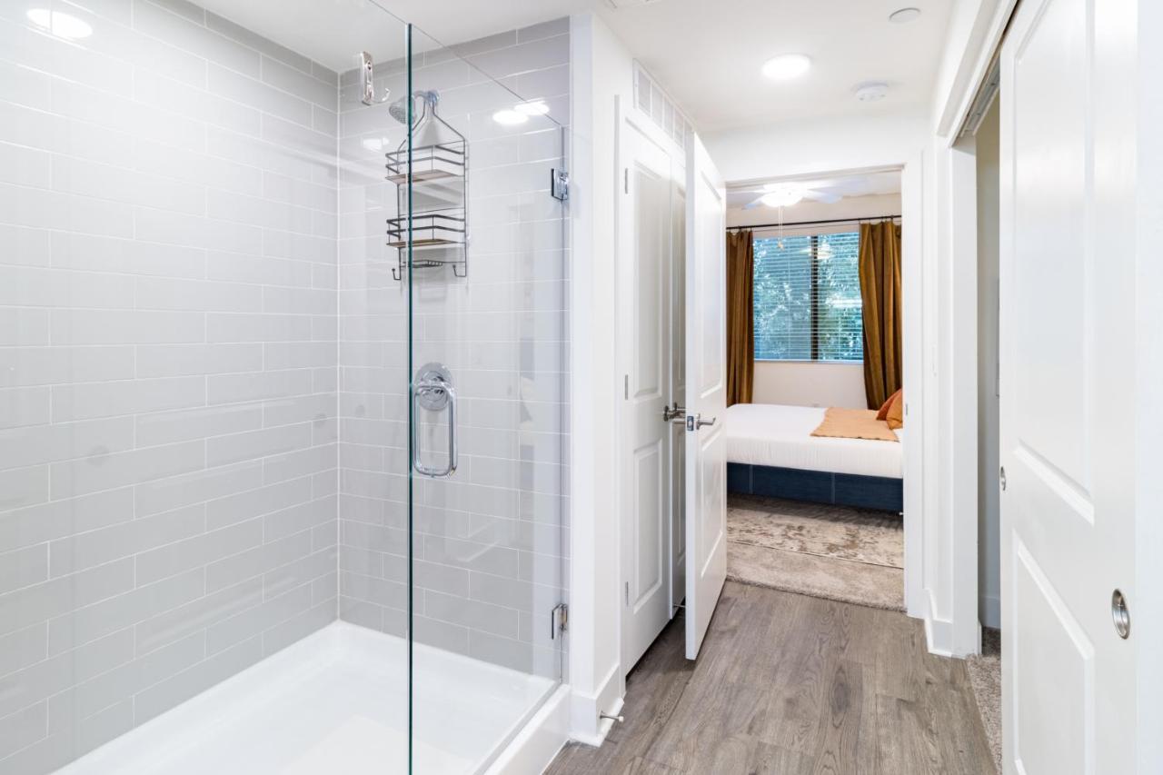 Luxurious Poolside Oasis Heart Of Midtown! Apartemen Phoenix