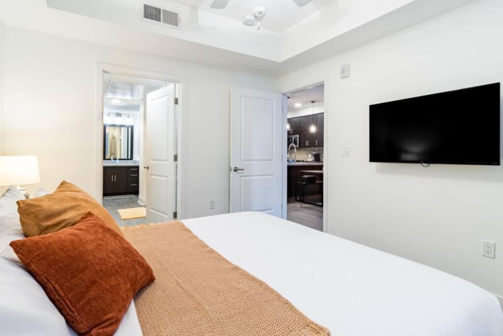 Luxurious Poolside Oasis Heart Of Midtown! Apartemen Phoenix