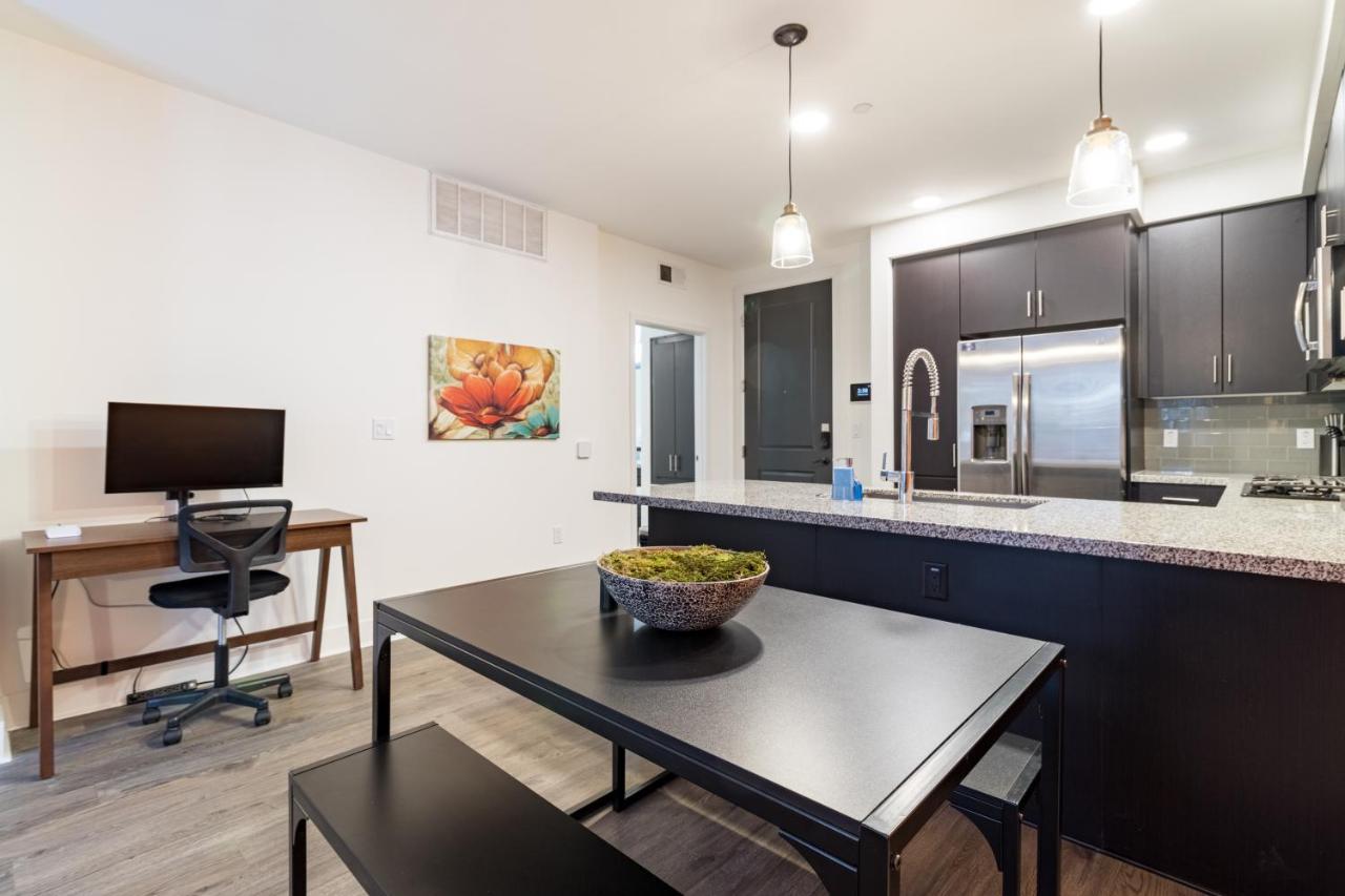 Luxurious Poolside Oasis Heart Of Midtown! Apartemen *