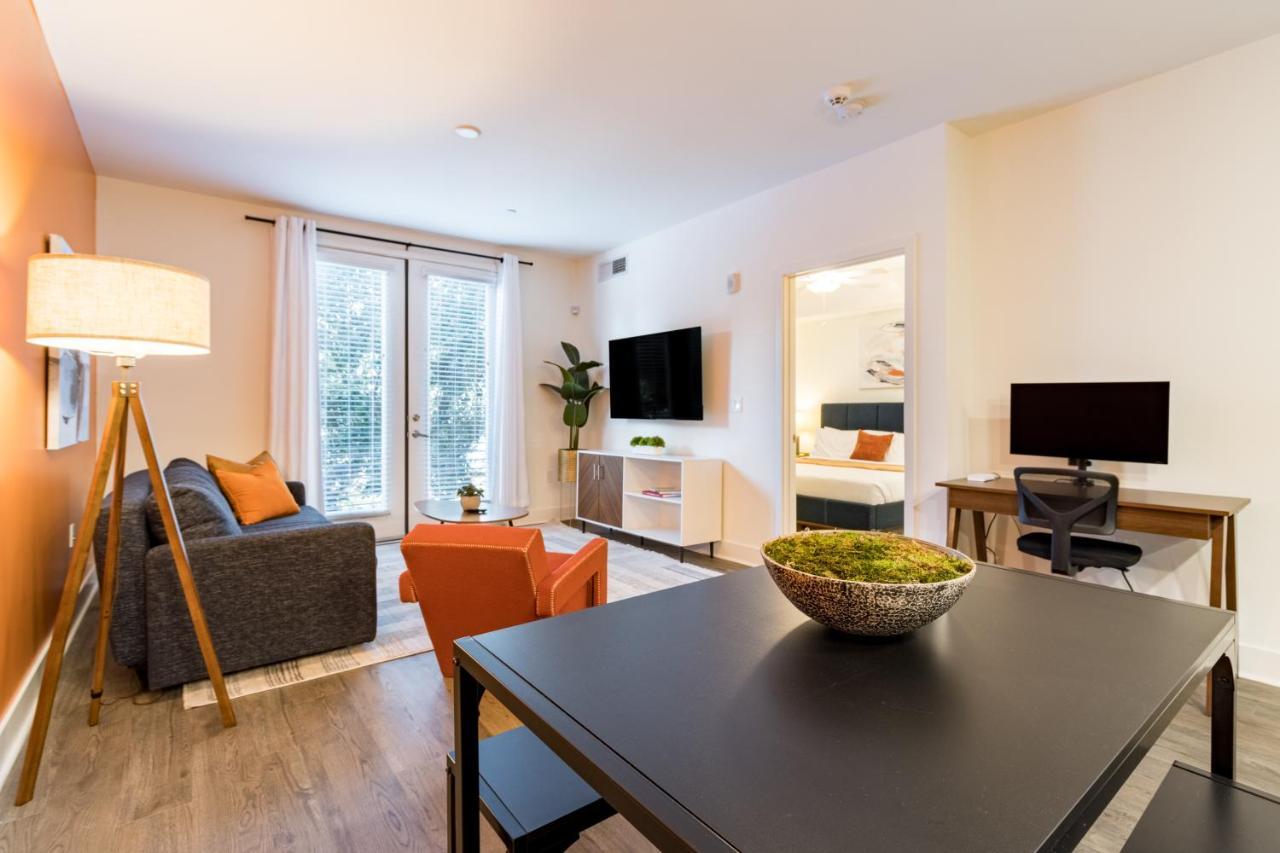 Apartemen Luxurious Poolside Oasis Heart Of Midtown!