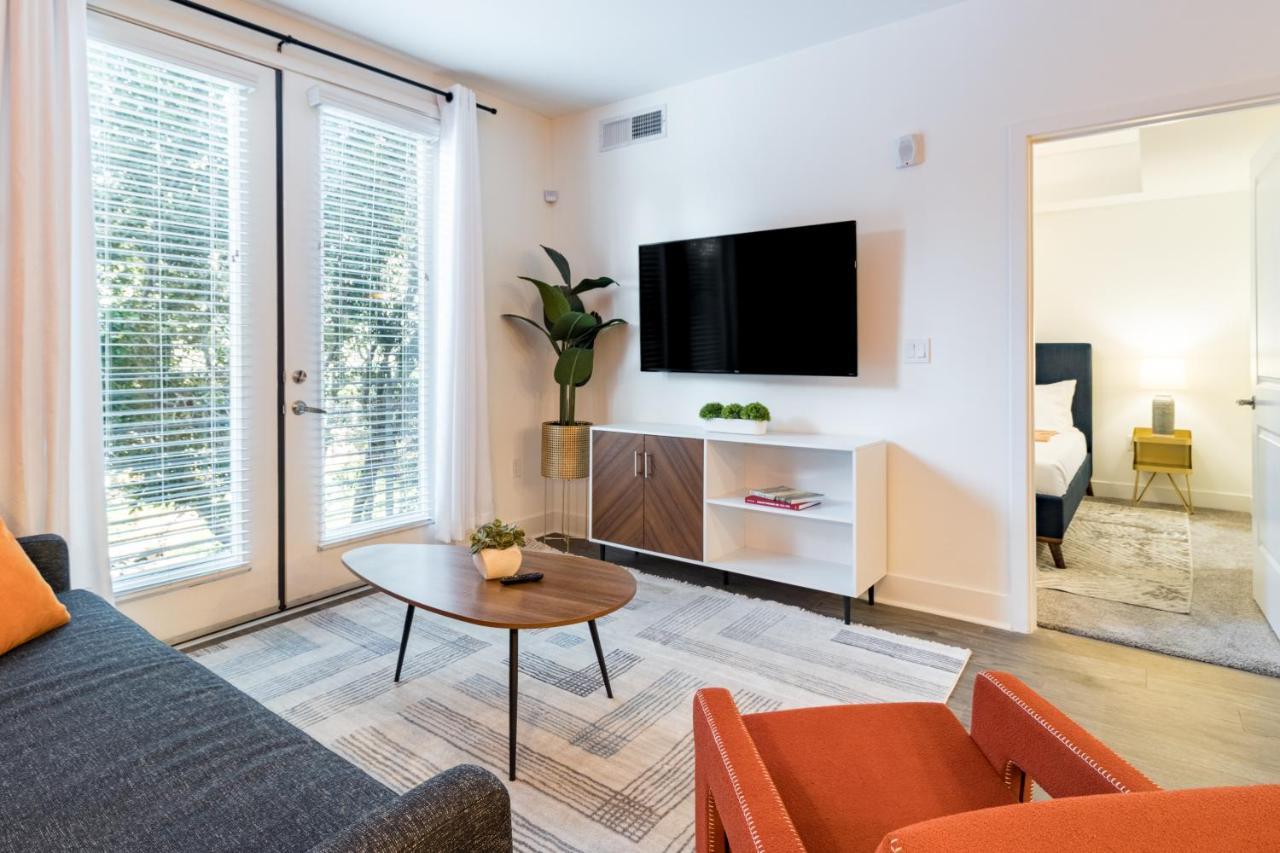 Luxurious Poolside Oasis Heart Of Midtown! Apartemen Phoenix