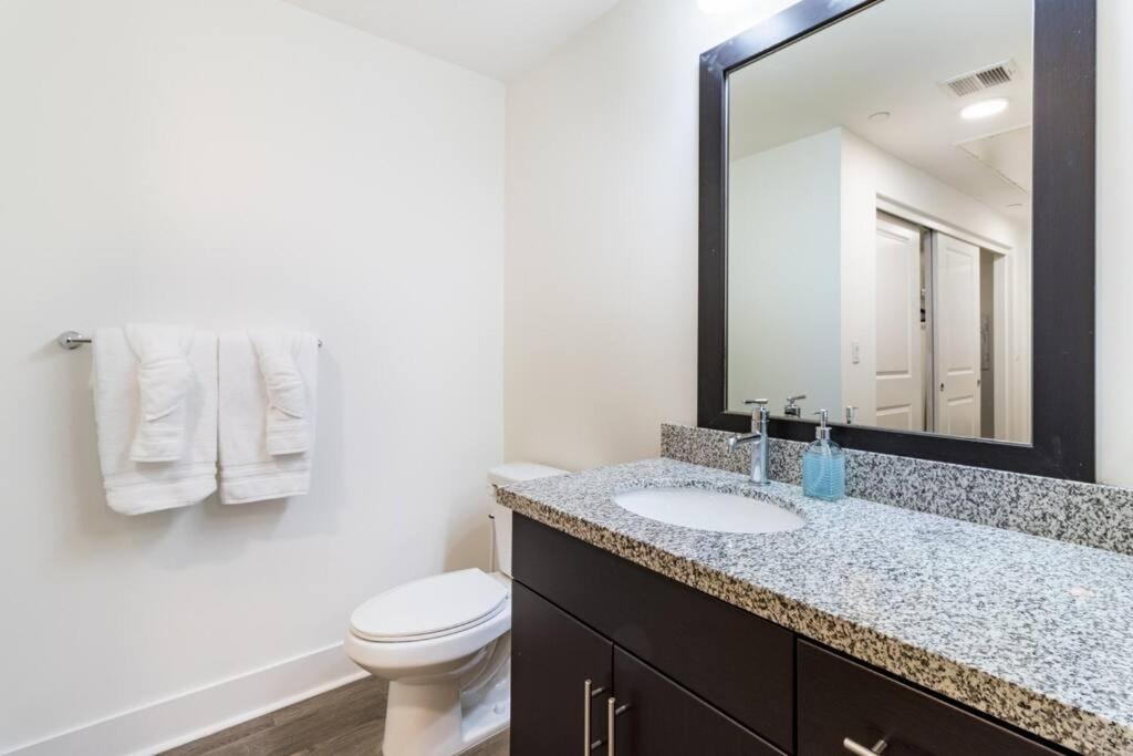 Luxurious Poolside Oasis Heart Of Midtown! Apartemen *