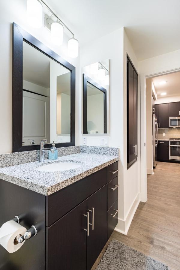 Apartemen Luxurious Poolside Oasis Heart Of Midtown! *