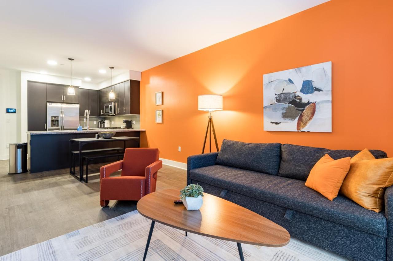 Apartemen Luxurious Poolside Oasis Heart Of Midtown!
