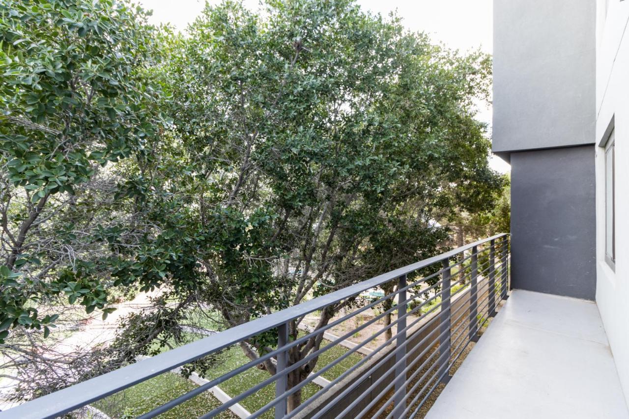 Apartemen Luxurious Poolside Oasis Heart Of Midtown!