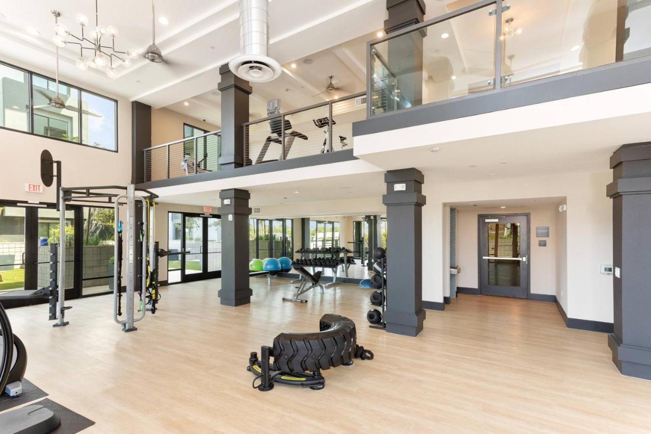 Apartemen Luxurious Poolside Oasis Heart Of Midtown!