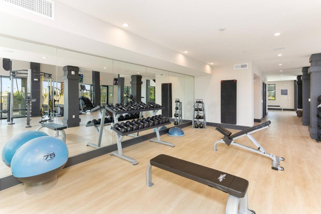 Apartemen Luxurious Poolside Oasis Heart Of Midtown! *