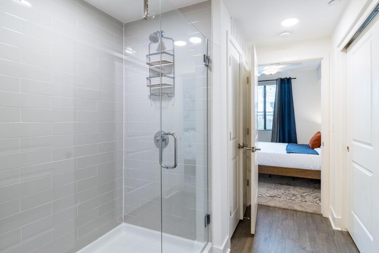 Luxurious Poolside Oasis Heart Of Midtown! Apartemen